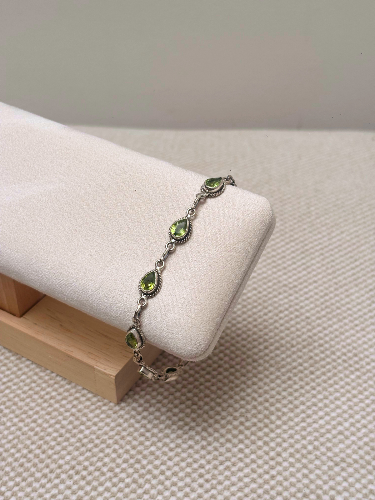 Natural Peridot Teardrop Bracelet in 925 Sterling Silver Ð August Birthstone