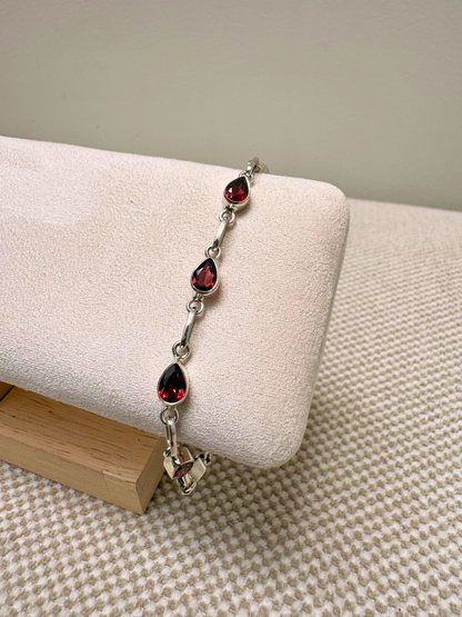 Natural Garnet Teardrop Bracelet in 925 Sterling Silver Ð January Birthstone