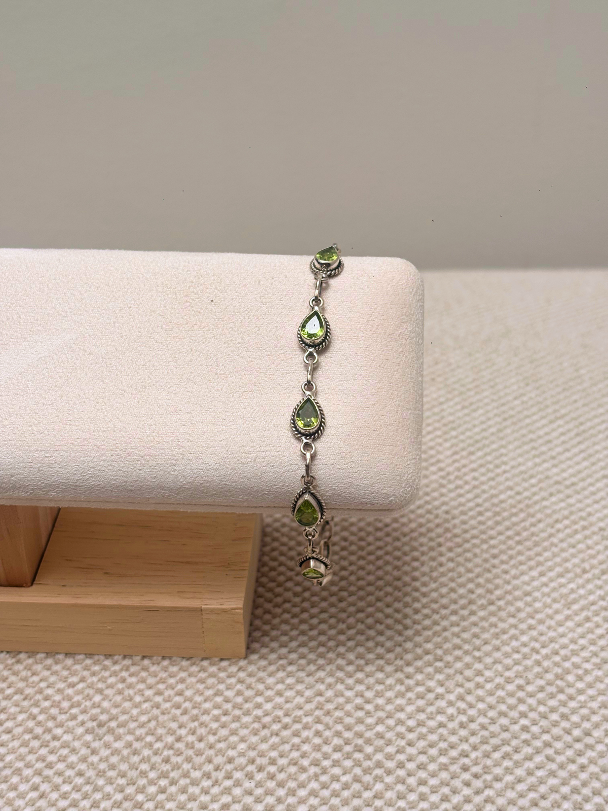 Natural Peridot Teardrop Bracelet in 925 Sterling Silver Ð August Birthstone